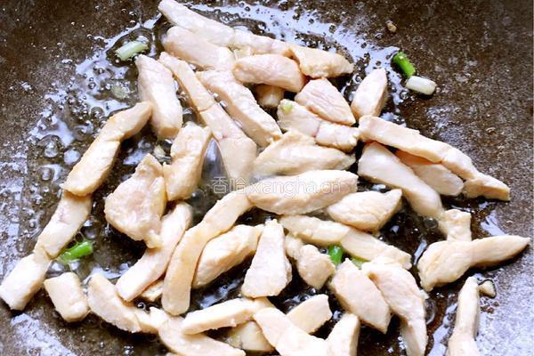 大红椒炒鸡胸肉的做法图解3
