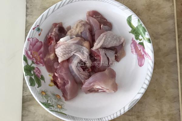 黑木耳蒸滑鸡腿的做法图解2