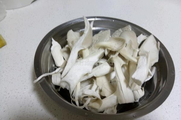 西红柿炒蘑菇的做法图解2