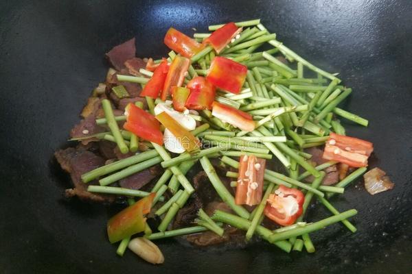 藜蒿炒腊肉的做法图解9