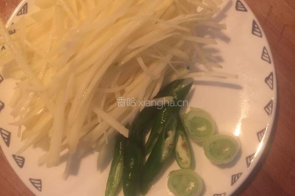 尖椒土豆丝的做法图解1