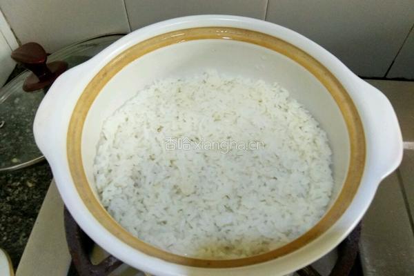 鱿鱼煲仔饭的做法图解1