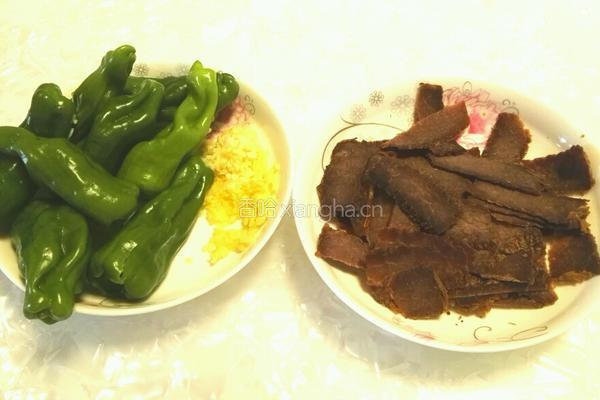 青椒炒卤牛肉的做法图解1