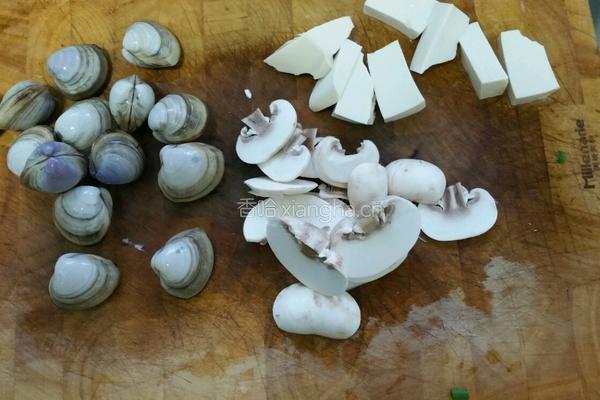 蘑菇豆腐海鲜汤的做法图解3