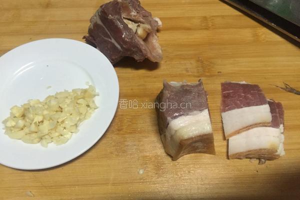 熏肉炒大蒜的做法图解1