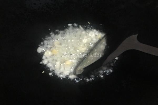 熏肉炒大蒜的做法图解3