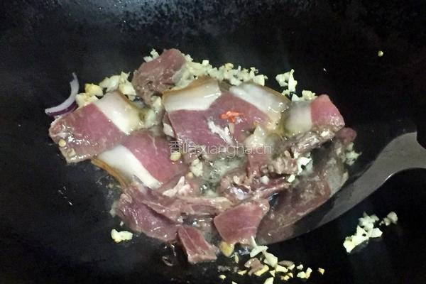 熏肉炒大蒜的做法图解4