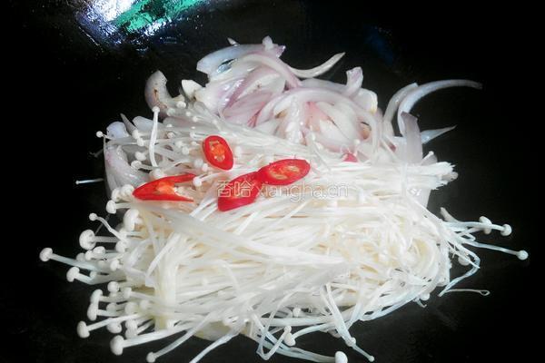 洋葱炒金针菇的做法图解2