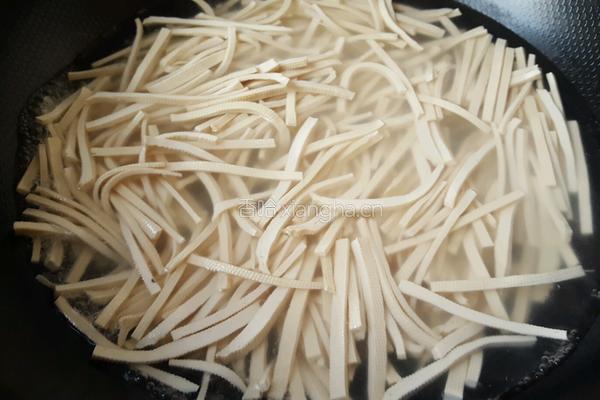 胡萝卜炒豆腐皮的做法图解3