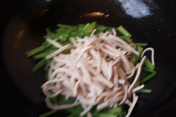 西芹炒豆腐皮的做法图解8