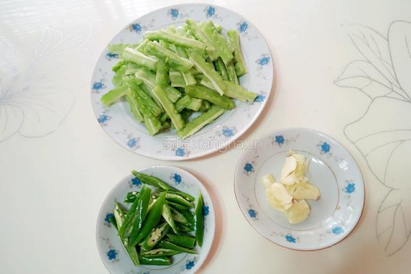 青椒苦瓜的做法图解1
