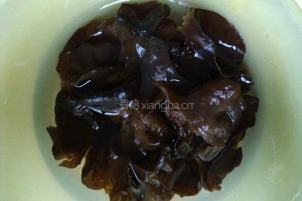木耳炒腐竹的做法图解1