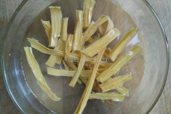 木耳炒腐竹的做法图解2