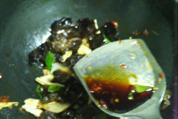 木耳炒腐竹的做法图解8