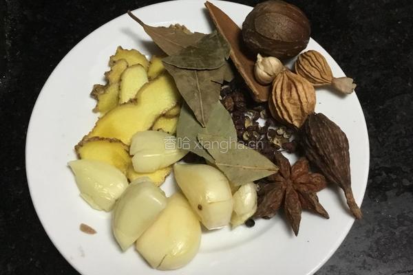红油肥肠面的做法图解2