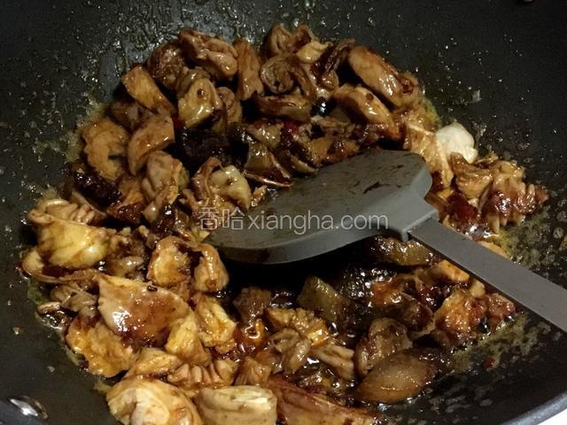 锅里烧油，放入肥肠翻炒出油，放入一大勺豆瓣酱，少许老抽