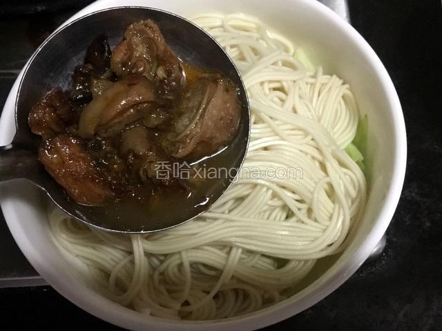 面条煮熟起锅，舀入红烧肥肠两勺