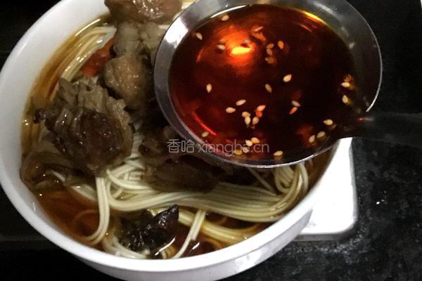 红油肥肠面的做法图解9