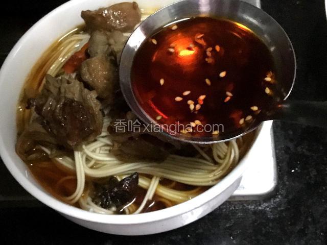 放入红油，放入盐适量
