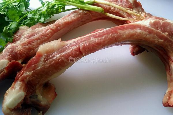 黑蒜煲排骨響螺片湯的做法图解1