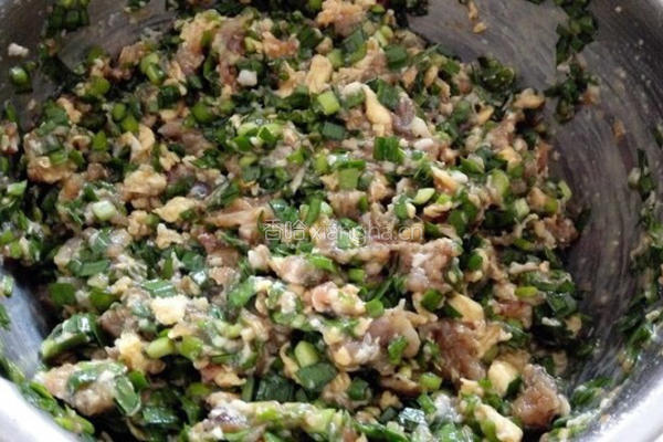 韭菜鸡蛋虾仁饺子馅的做法图解5
