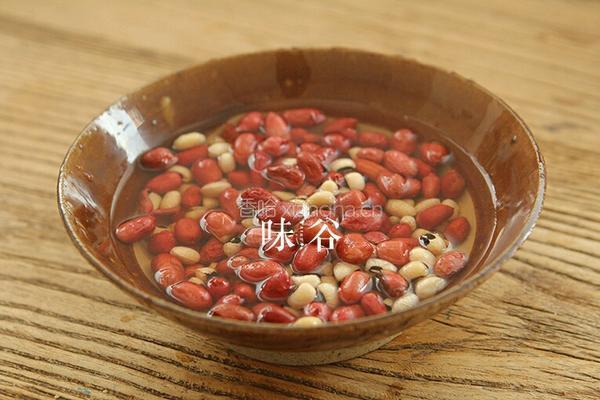 花生猪脚筋汤的做法图解3