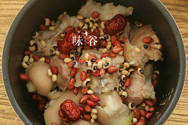 花生猪脚筋汤的做法图解4