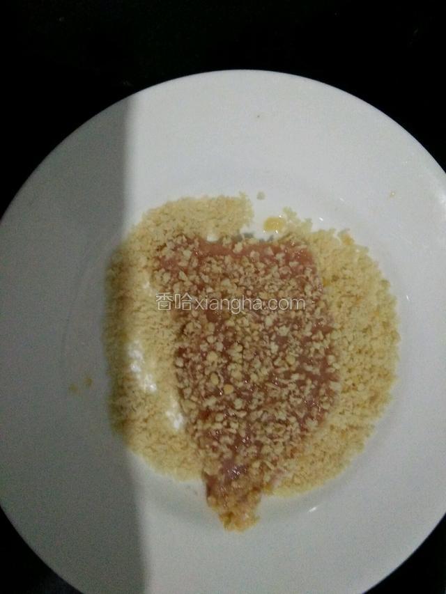 裹好面包糠。