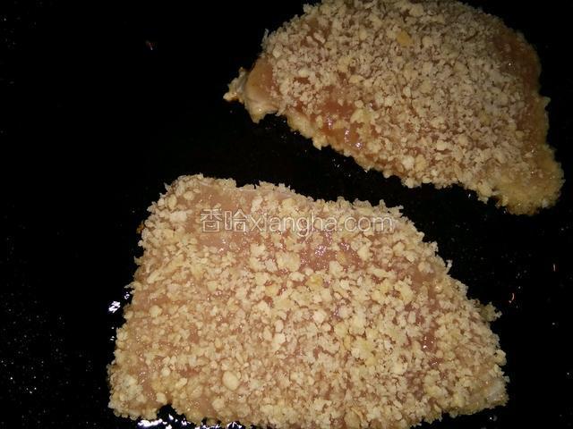 平底锅放少量的油，把肉排放进去，中火煎制。