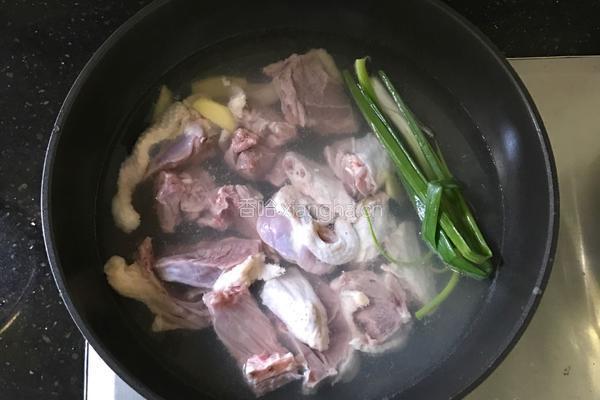淮山炖老鸭汤的做法图解2