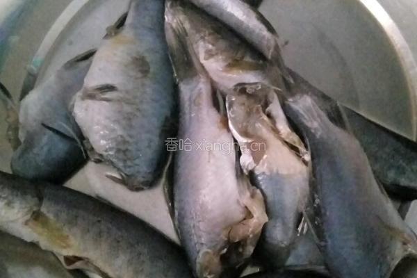 酱焖酥鲫鱼的做法图解1