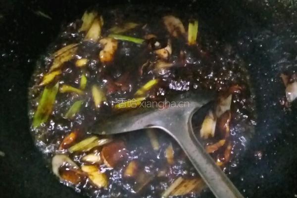 酱焖酥鲫鱼的做法图解4