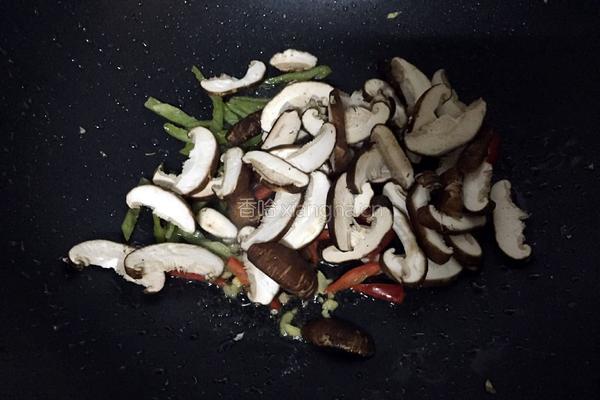 蘑菇炒牛肉的做法图解5