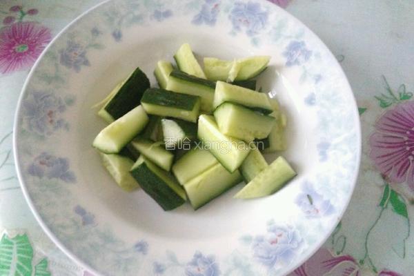 凉拌油条黄瓜的做法图解1