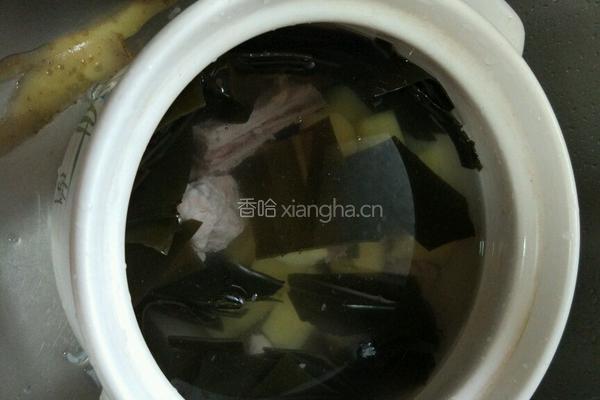 排骨海带土豆汤的做法图解3