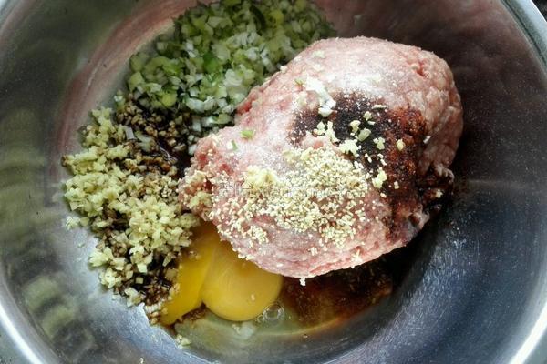 白菜粉丝牛肉丸子汤的做法图解1