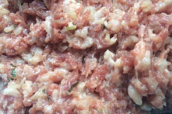 猪肉香菇饺子馅的做法图解1