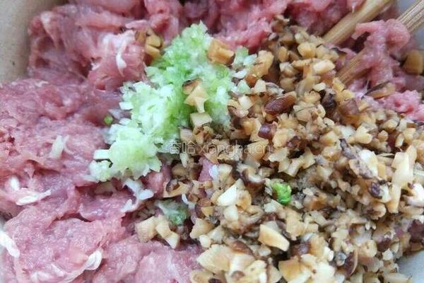 猪肉香菇饺子馅的做法图解3