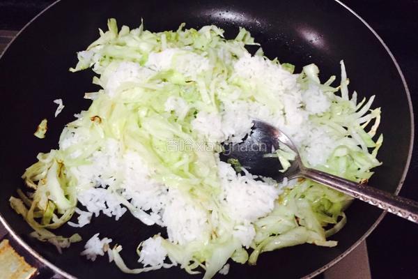 卷心菜炒饭的做法图解6