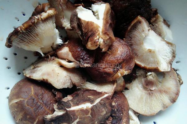 香菇牛肉馅饺子的做法图解2