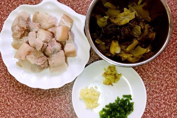 酸菜炖五花肉的做法图解3