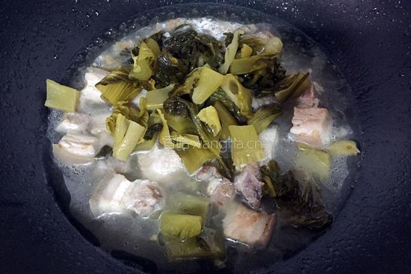 酸菜炖五花肉的做法图解7