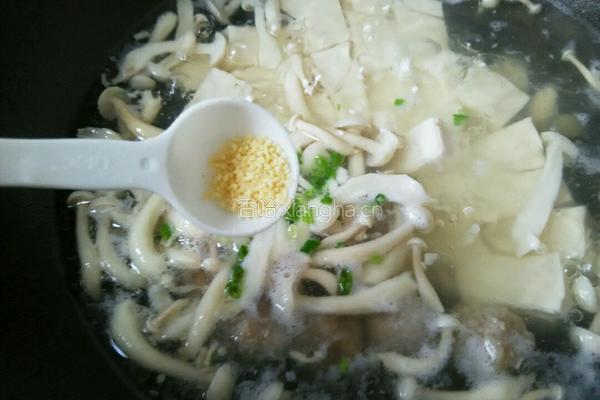 鲜菇豆腐汤的做法图解9