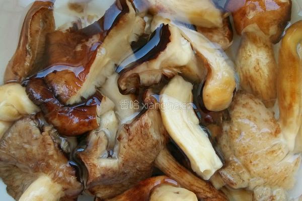 蘑菇炖鸡块的做法图解1