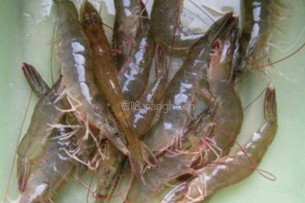 虾炖土豆的做法图解1