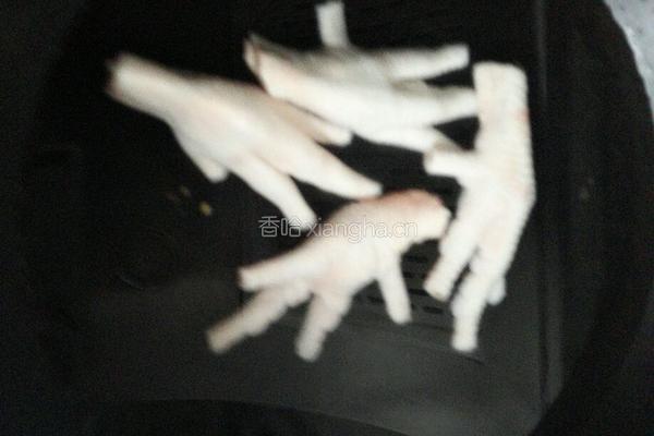 佛手瓜黄豆鸡脚汤的做法图解2