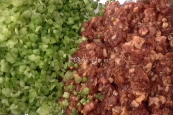 猪肉芹菜饺子馅的做法图解3