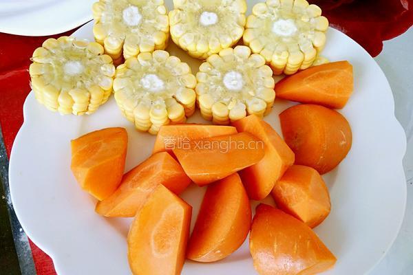 玉米排骨胡萝卜汤的做法图解1