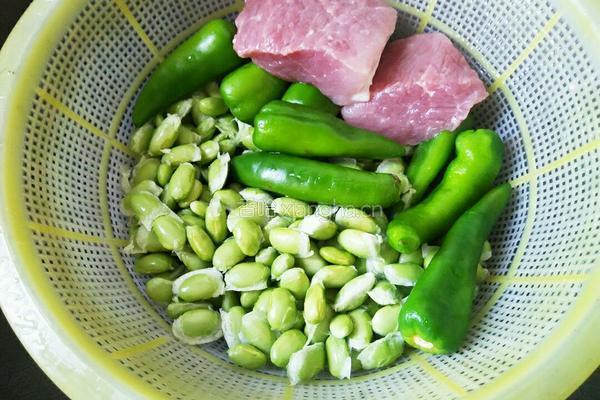 黄豆炒青椒的做法图解1