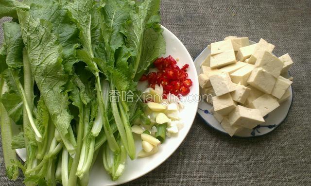 小白菜摘洗干净，葱姜切丝，豆腐切块，辣椒切圈。
